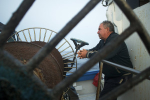 Mariano Boned, armador del barco, en la cubierta. Foto: Joan Costa